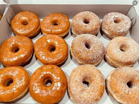 Máy bán bánh tự động, tự phục vụ 24 giờ với hệ thống nâng bánh, khung cửa thép và kính chống sương mù